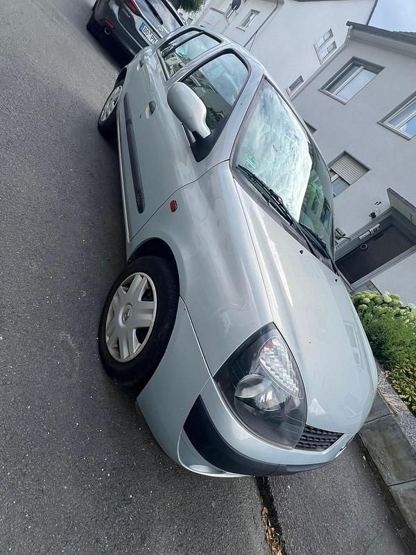 Silber Gebraucht 2002 Renault Clio II Limousine | 1.250 € (Guter Preis) - Bild 1/4