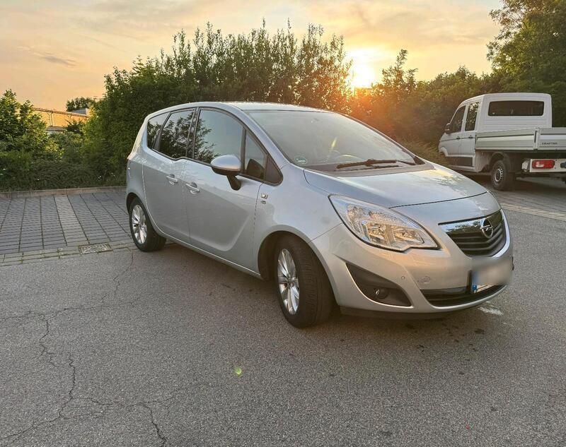 Grau Gebraucht 2012 Opel Meriva Van / Kleinbus | 7.500 € (Fairer Preis) - Bild 1/4