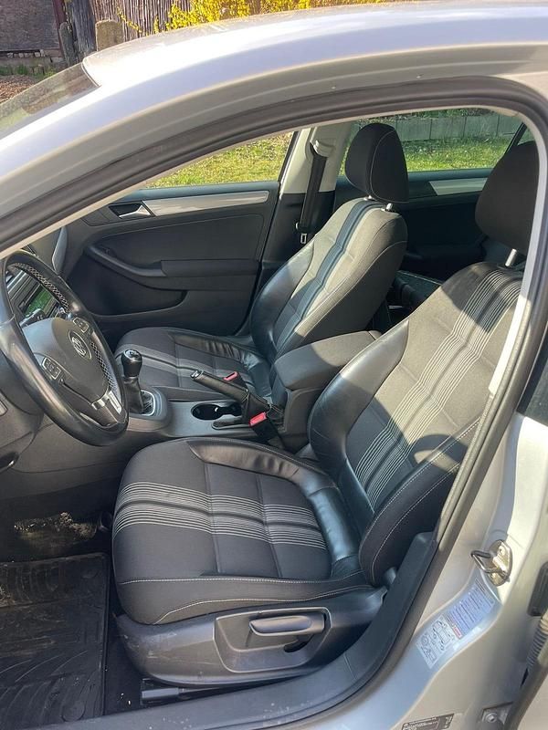 Gebraucht VW Jetta 105 PS (77 kW) 2012 Silber Limousine