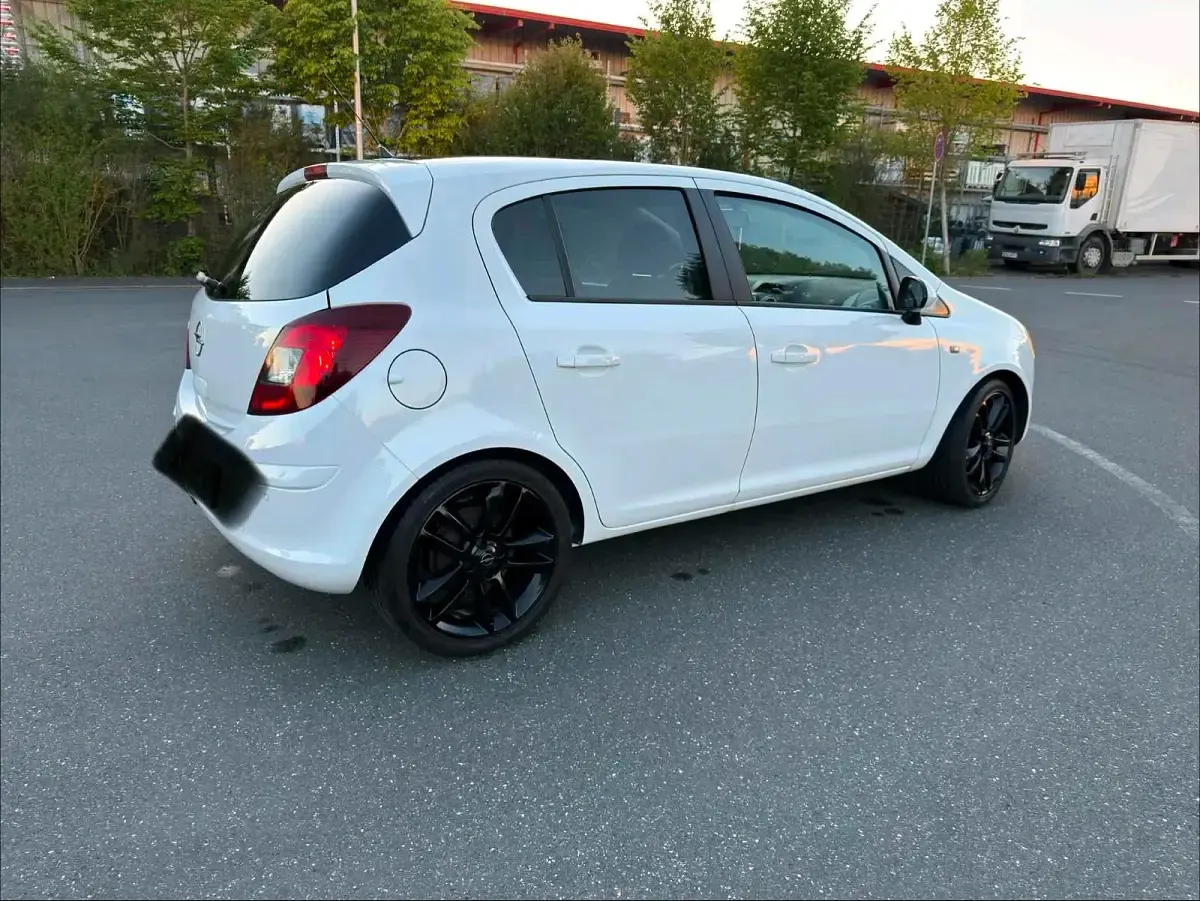 Używany Opel Corsa 87 KM (63 kW) 2011 Biały Hatchback