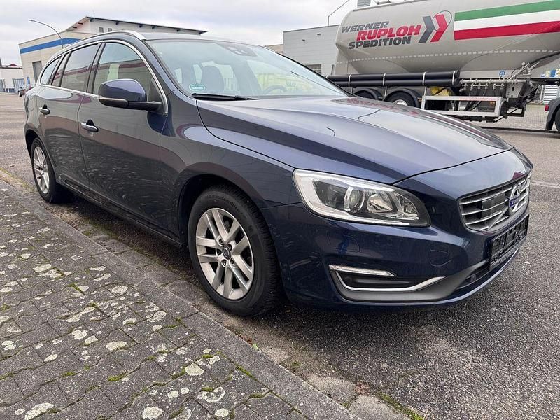 Gebraucht Volvo V60 Summum 181 PS (133 kW) 2015 Blau Kombi