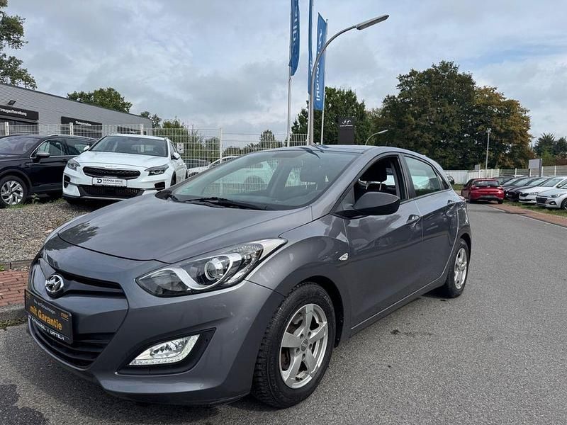 Grau Gebraucht 2012 Hyundai i30 Style Limousine | 5.990 € (Fairer Preis) - Bild 1/4