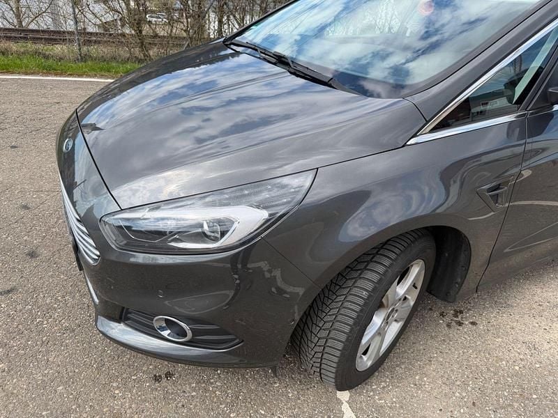 Gebraucht Ford S-MAX Titanium 160 PS (117 kW) 2017 Grau Van / Kleinbus