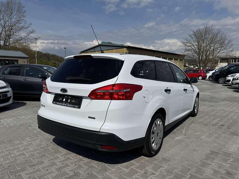 Używany Ford Focus Ambiente 101 KM (74 kW) 2015 Biały Kombi