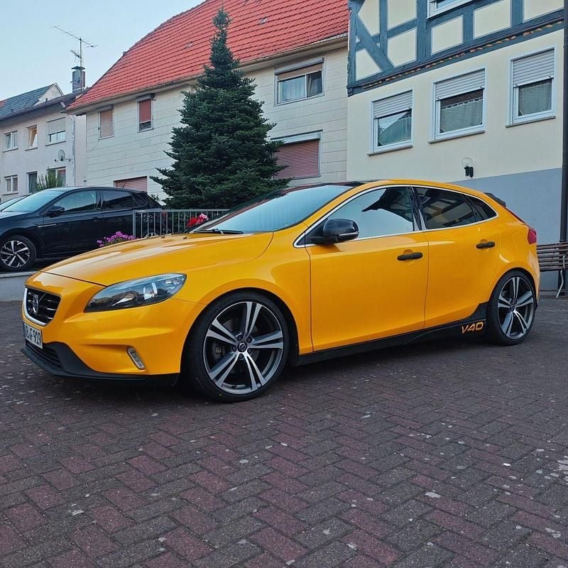 Gelb Gebraucht 2015 Volvo V40 R-Design Kombi | 13.900 € (Teuer) - Bild 1/4