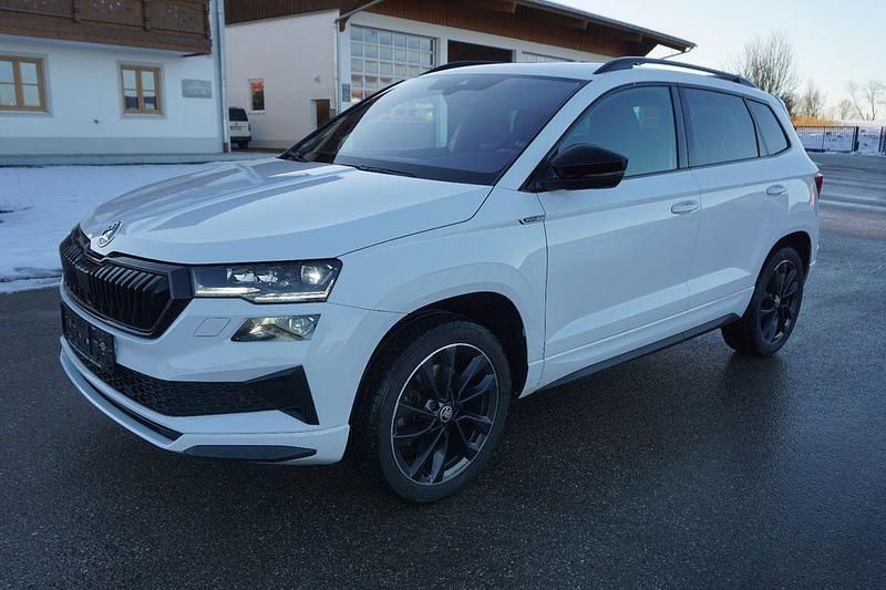 Weiß Gebraucht 2023 Skoda Karoq SportLine SUV | 22.900 € (Superpreis) - Bild 1/4