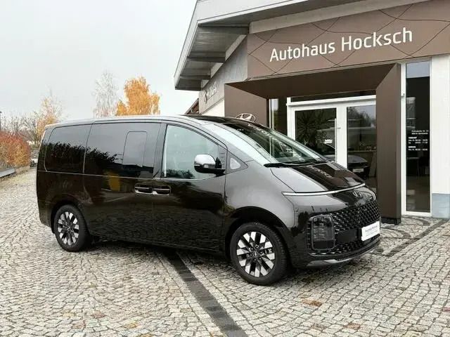Gaia brown / mic Gebraucht 2024 Hyundai Staria Signature Van | 53.990 € (Teuer) - Bild 1/4