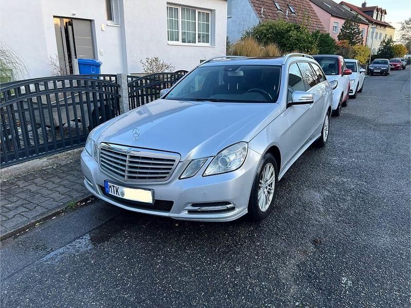 Silber Gebraucht 2012 Mercedes E220 Avantgarde Limousine | 11.500 € (Guter Preis) - Bild 1/4