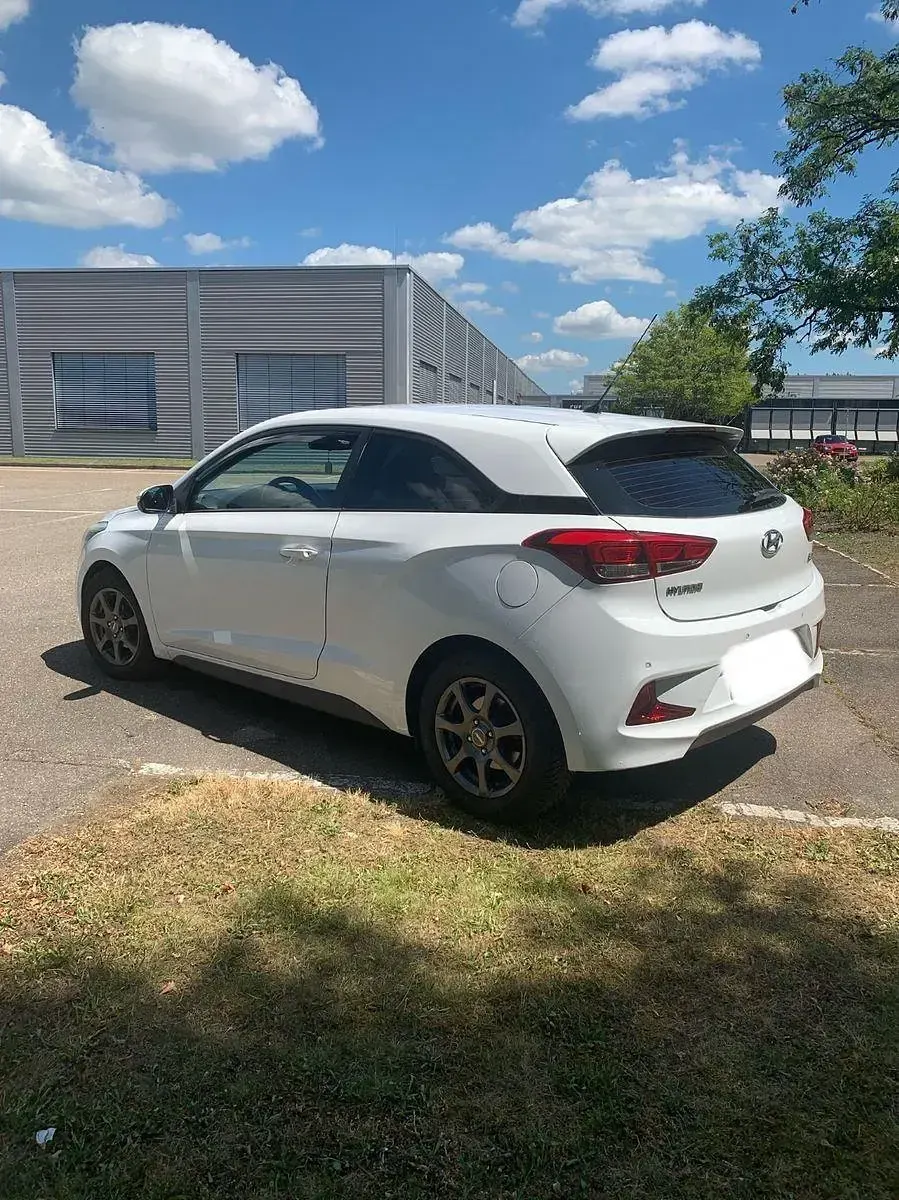 Gebraucht Hyundai i20 Trend 101 PS (74 kW) 2015 Weiß Coupé