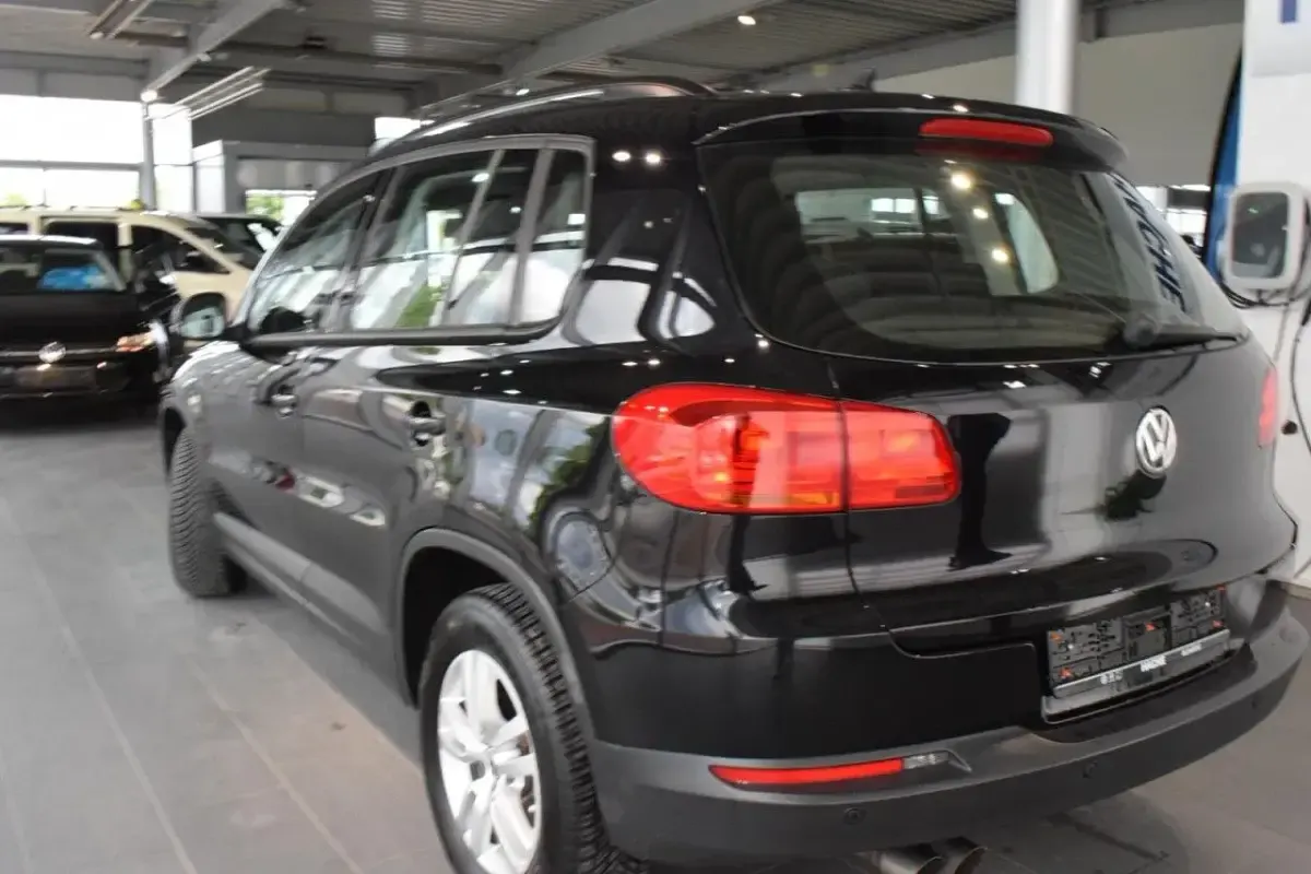 Gebraucht VW Tiguan Trendline 125 PS (91 kW) 2015 Schwarz SUV