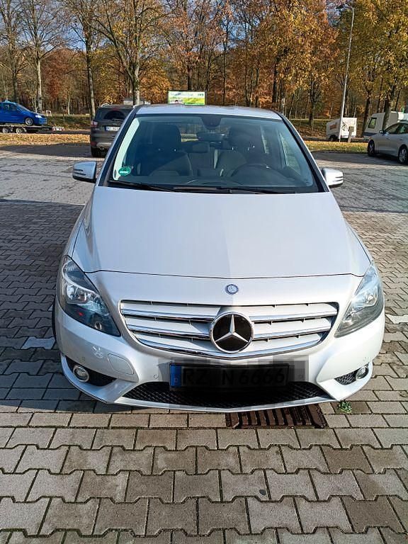 Silber Gebraucht 2013 Mercedes B180 Edition 1 Van / Kleinbus | 5.450 € (Superpreis) - Bild 1/4