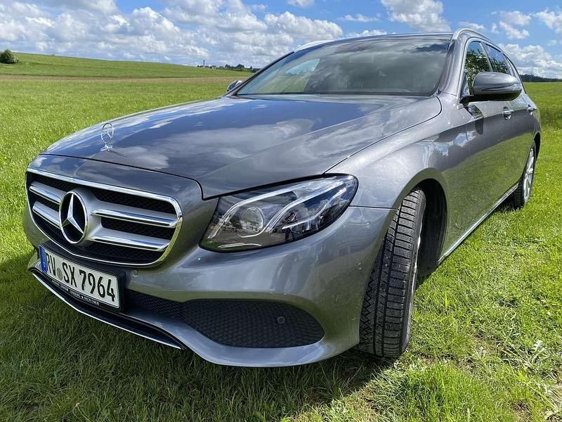 Silber Gebraucht 2017 Mercedes E220 Avantgarde Kombi | 24.500 € (Fairer Preis) - Bild 1/4