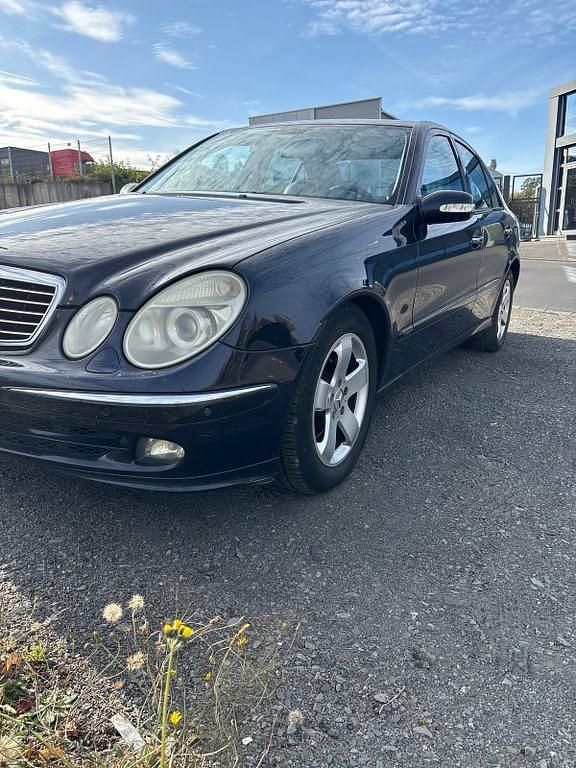 Blau Gebraucht 2004 Mercedes E320 Avantgarde Limousine | 3.100 € (Guter Preis) - Bild 1/4