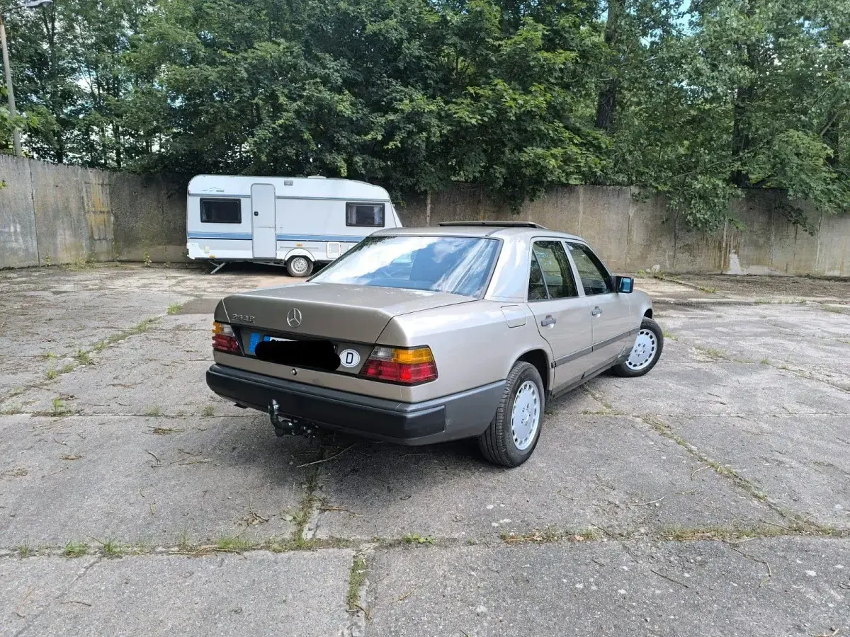 Gebraucht Mercedes E230 132 PS (97 kW) 1988 Silber Limousine