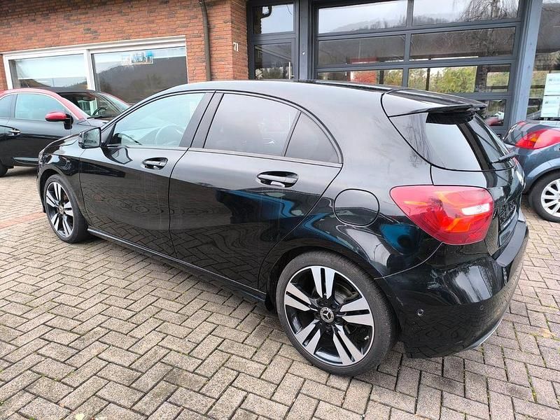 Gebraucht Mercedes A180 122 PS (89 kW) 2017 Schwarz Limousine