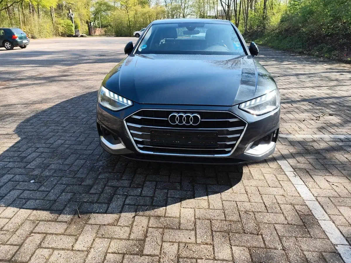 Gebraucht Audi A4 Advanced 163 PS (119 kW) 2022 Grau Limousine