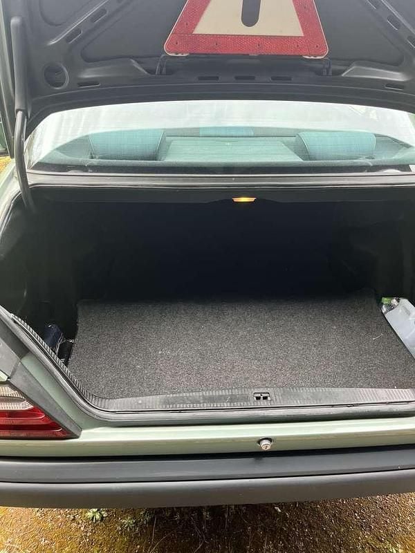 Gebraucht Mercedes E230 136 PS (100 kW) 1987 Limousine