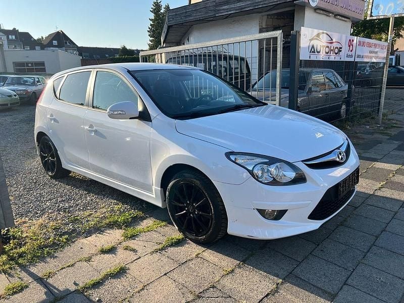 Weiß Gebraucht 2011 Hyundai i30 Edition Limousine | 5.399 € (Etwas zu teuer) - Bild 1/4