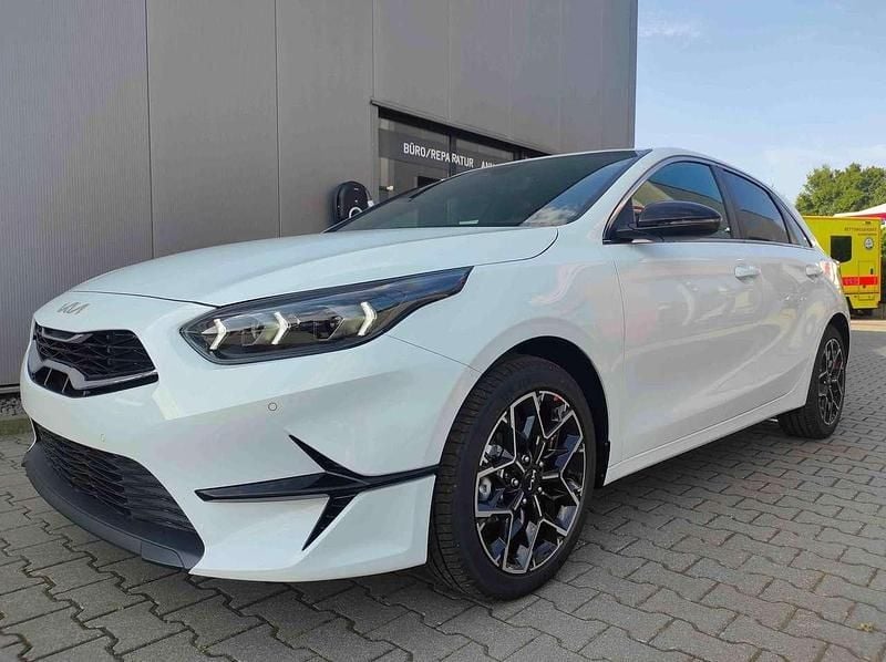 Weiß Neu 2025 Kia Ceed Limousine | 24.490 € (Fairer Preis) - Bild 1/4