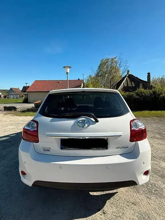 Brugt Toyota Auris 99 HK (72 kW) 2010 Hvid Hatchback