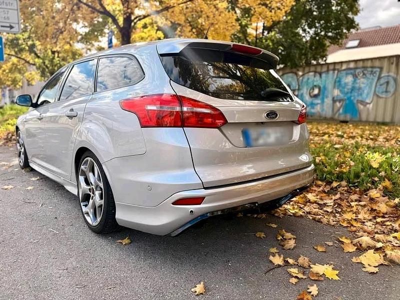 Gebraucht Ford Focus 105 PS (77 kW) 2016 Grau Kombi