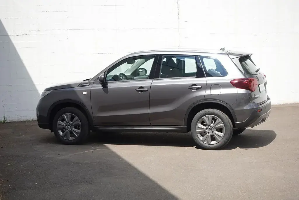 Neu Suzuki Vitara Club 110 PS (80 kW) 2026 Grau SUV