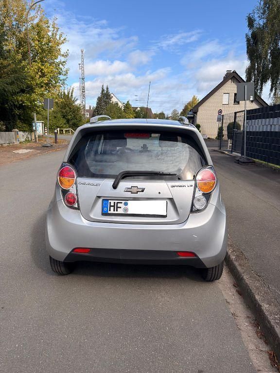 Grau Gebraucht 2010 Chevrolet Spark Kleinwagen | 2.900 € (Fairer Preis) - Bild 1/4