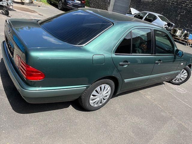 Gebraucht Mercedes E230 Classic 150 PS (110 kW) 1996 Grün Limousine