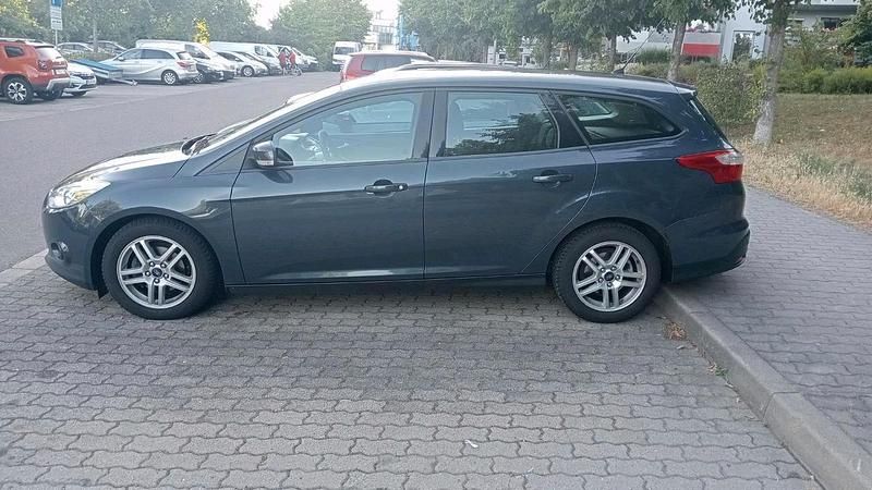 Gebraucht Ford Focus 120 PS (88 kW) 2014 Grau Kombi