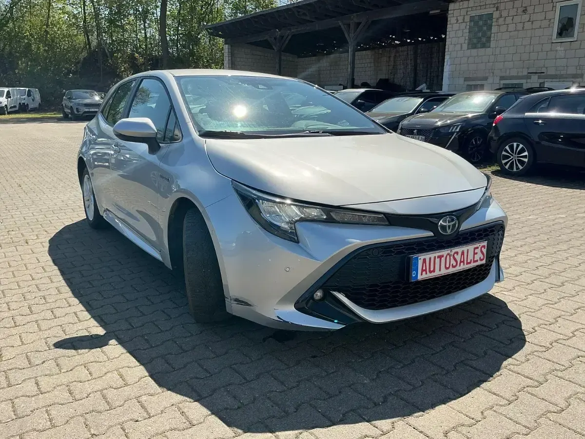 Używany Toyota Corolla 98 KM (72 kW) 2021 Srebrny Sedan/Limuzyna