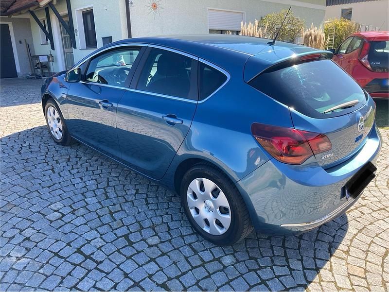 Gebraucht Opel Astra 120 PS (88 kW) 2013 Blau Kleinwagen