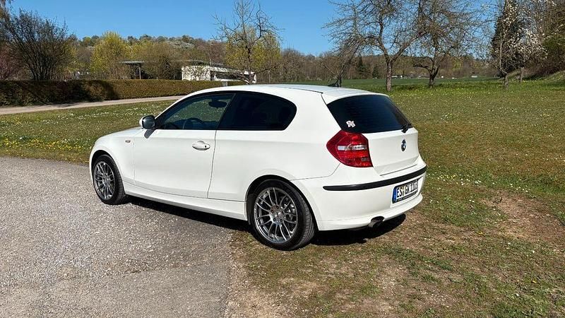 Gebraucht BMW 116 122 PS (89 kW) 2010 Weiß Kleinwagen