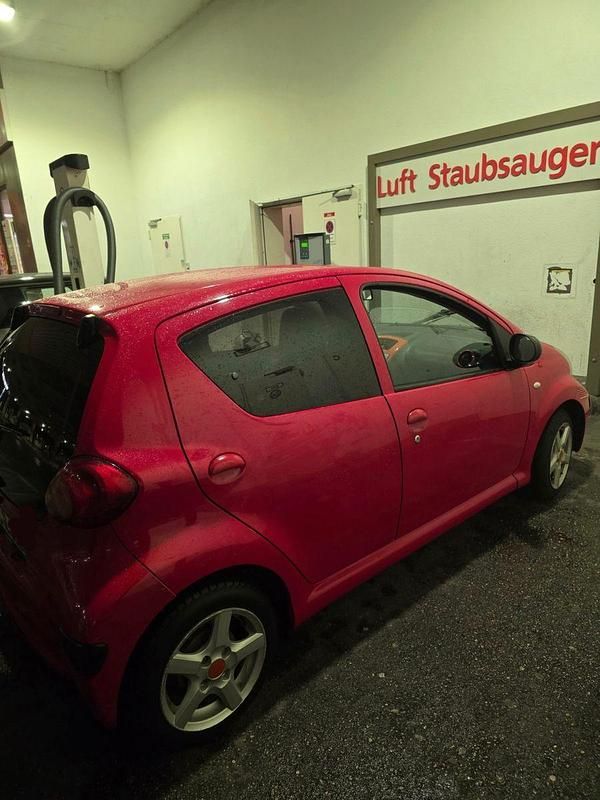 Rot Gebraucht 2006 Toyota Aygo Kleinwagen | 799 € (Guter Preis) - Bild 1/4