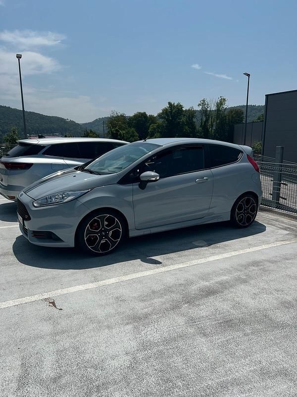Grau Gebraucht 2017 Ford Fiesta ST200 Kleinwagen | 14.200 € (Teuer) - Bild 1/4