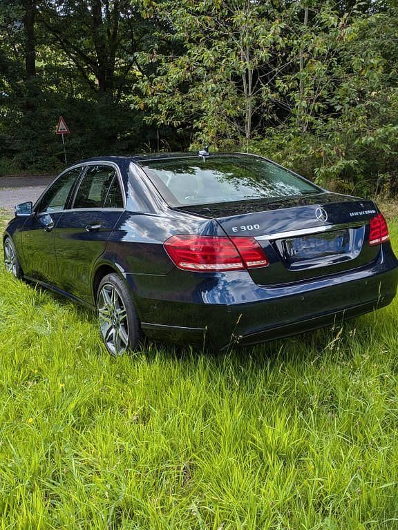 Gebraucht Mercedes E300 AMG 207 PS (152 kW) 2013 Blau Limousine