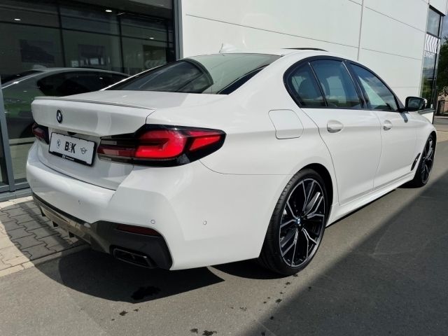 Gebraucht BMW M550 Efficient Dynamics 530 PS (389 kW) 2021 Weiss Limousine