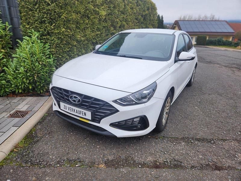 Weiß Gebraucht 2021 Hyundai i30 Limousine | 5.700 € (Superpreis) - Bild 1/4