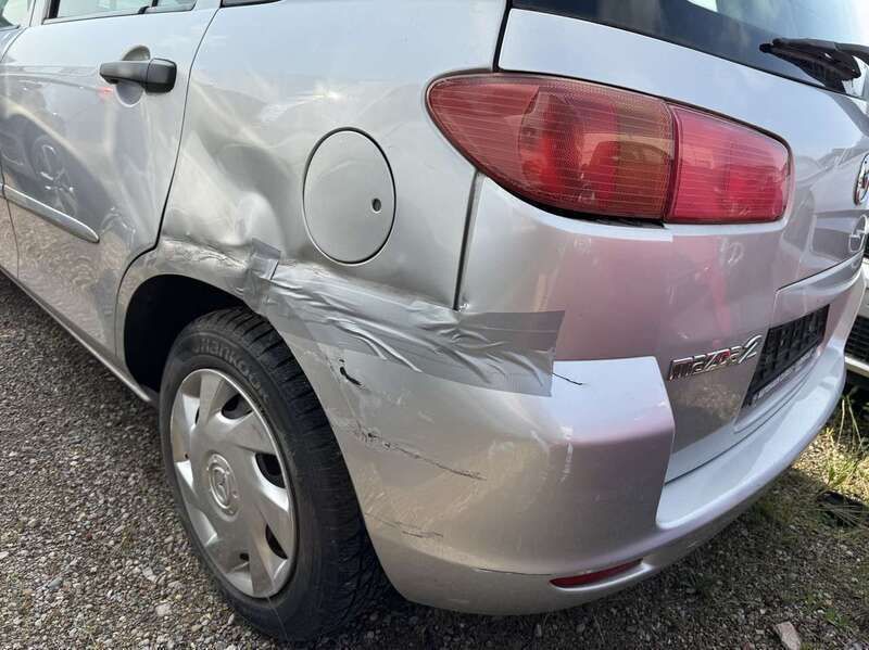 Silber Gebraucht 2004 Mazda 2 Comfort Van / Kleinbus | 1.499 € (Superpreis) - Bild 1/4