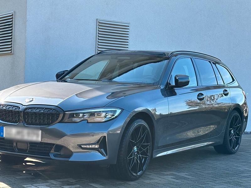Grau Gebraucht 2020 BMW 320 Sport Line Kombi | 25.250 € (Teuer) - Bild 1/4