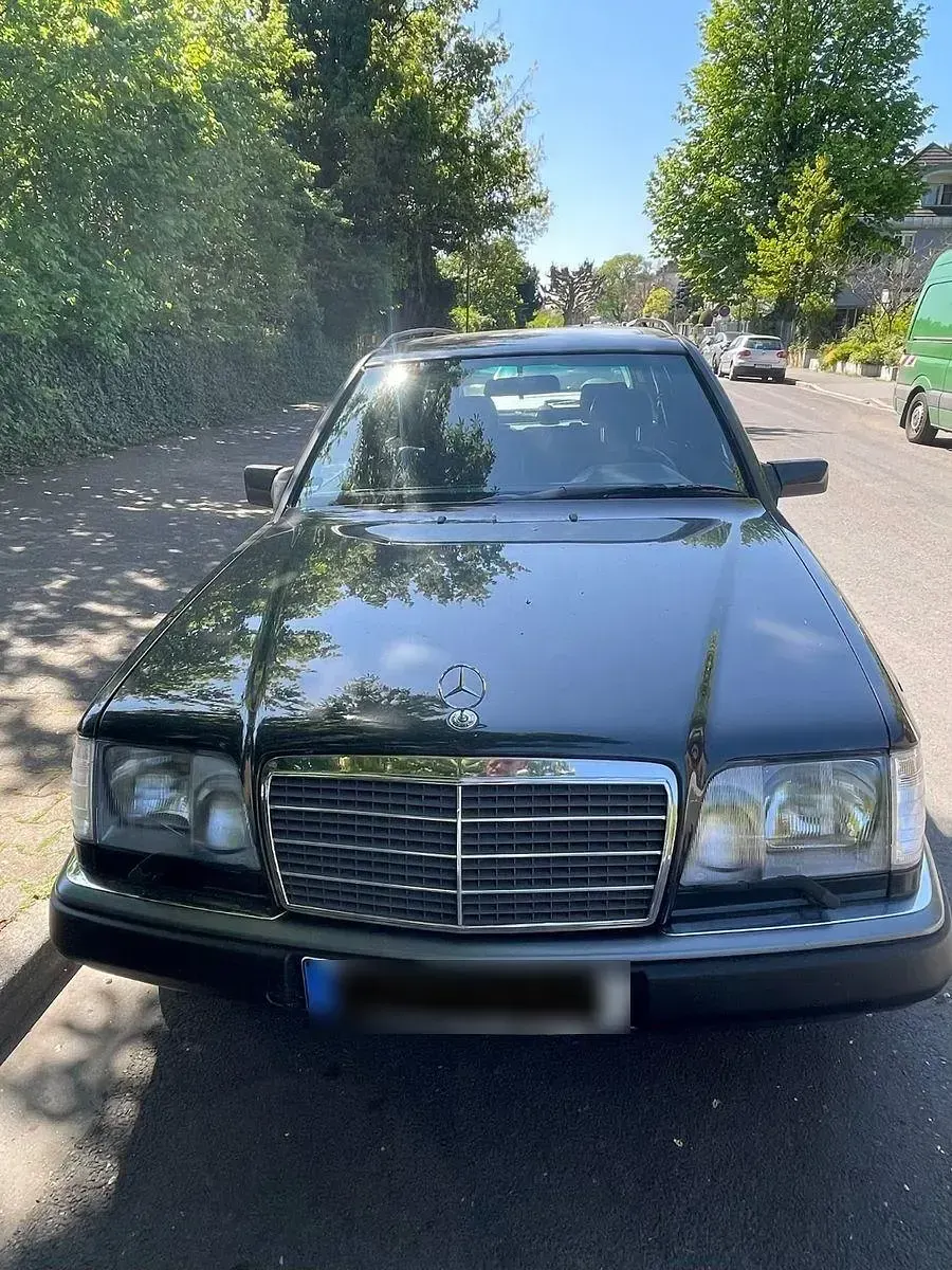 Używany Mercedes E280 193 KM (141 kW) 1995 Czarny Sedan/Limuzyna