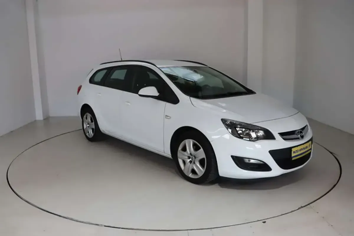 Gebraucht Opel Astra 101 PS (74 kW) 2012 Weiß Kombi
