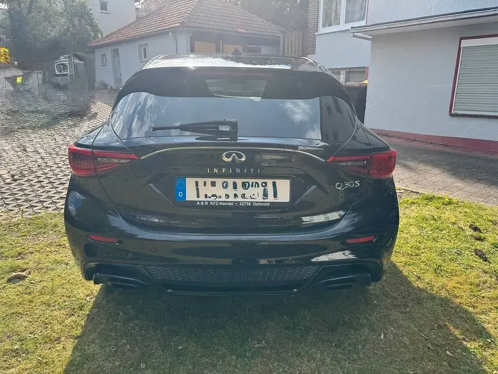 Gebraucht Infiniti Q30 Sport Tech 156 PS (114 kW) 2016 Schwarz Limousine