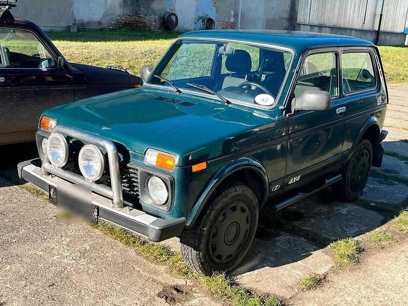 Grün Gebraucht 2011 Lada niva SUV | 4.990 € (Superpreis) - Bild 1/4