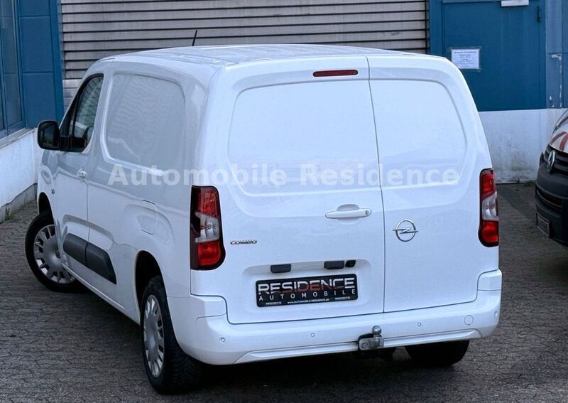 Gebraucht Opel Combo Edition 131 PS (96 kW) 2020 Weiß Van / Kleinbus