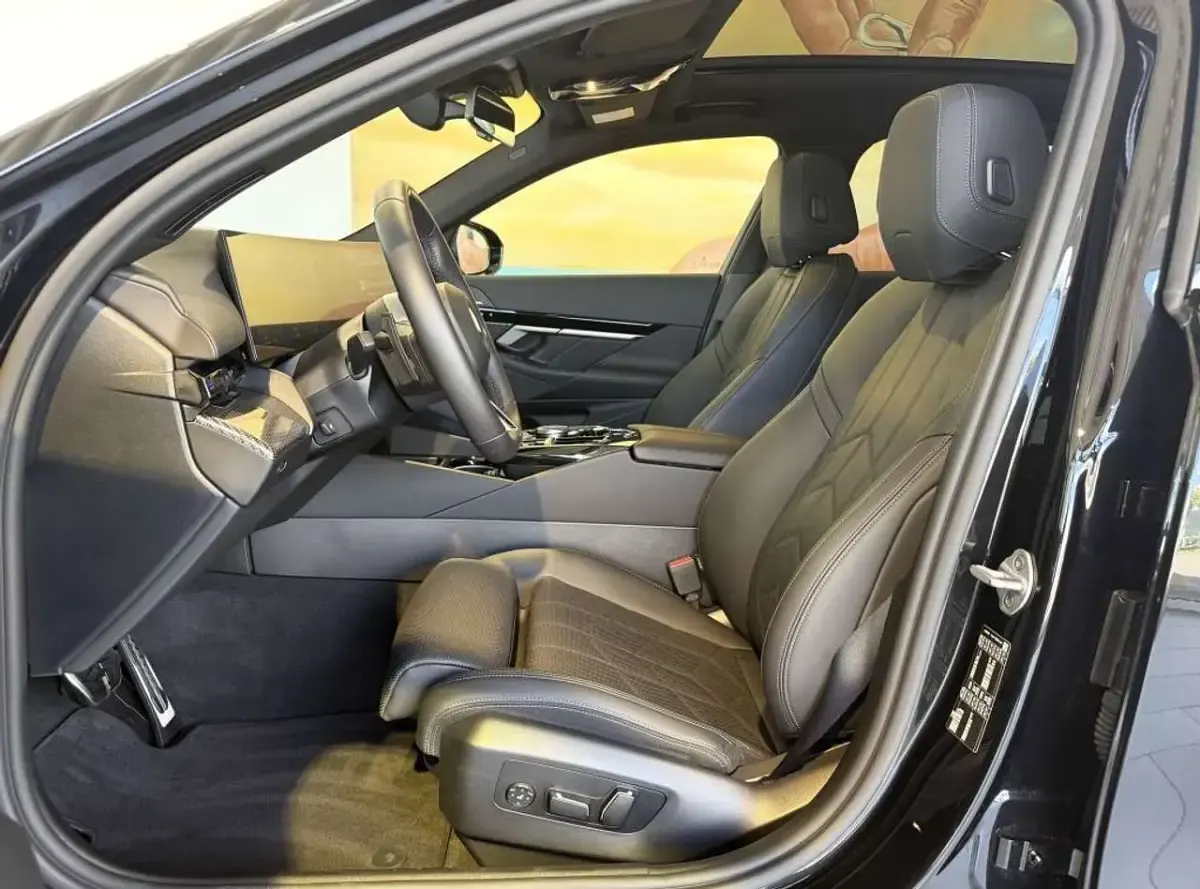 Gebraucht BMW 520 M Sport 197 PS (144 kW) 2025 Black sapphire metallic Kombi