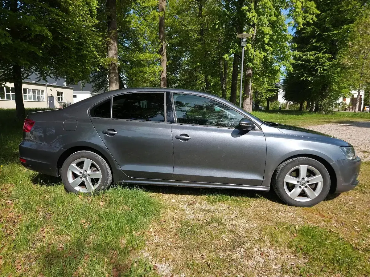 Używany VW Jetta 122 KM (89 kW) 2012 Szary Sedan/Limuzyna