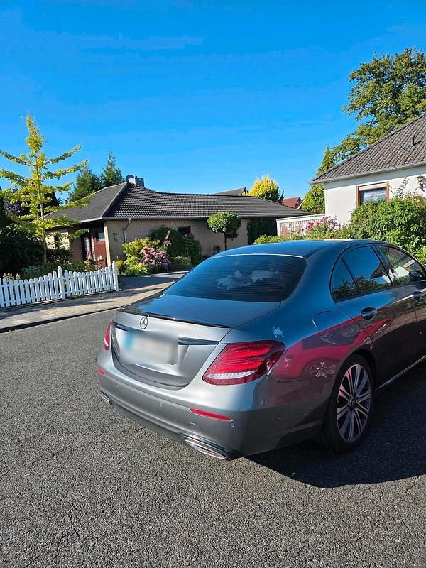 Grau Gebraucht 2018 Mercedes E250 Limousine | 24.000 € (Fairer Preis) - Bild 1/2