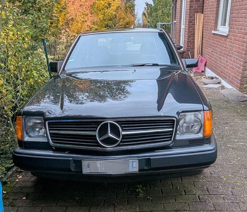 Schwarz Gebraucht 1991 Mercedes E200 Limousine | 8.300 € - Bild 1/4