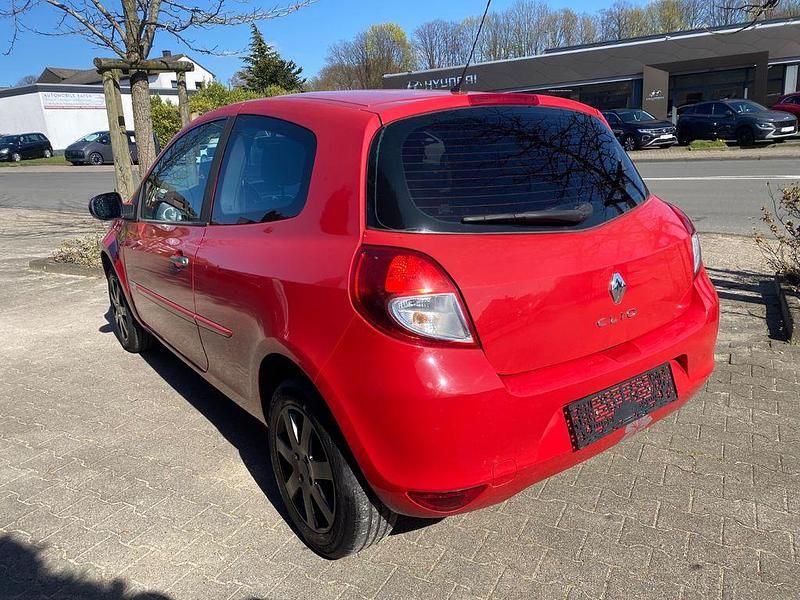Gebraucht Renault Clio II Dynamique 75 PS (55 kW) 2009 Rot Limousine