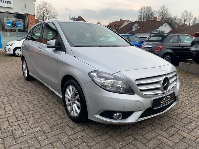 Silber Gebraucht 2014 Mercedes B180 Van / Kleinbus | 11.350 € (Fairer Preis) - Bild 1/4